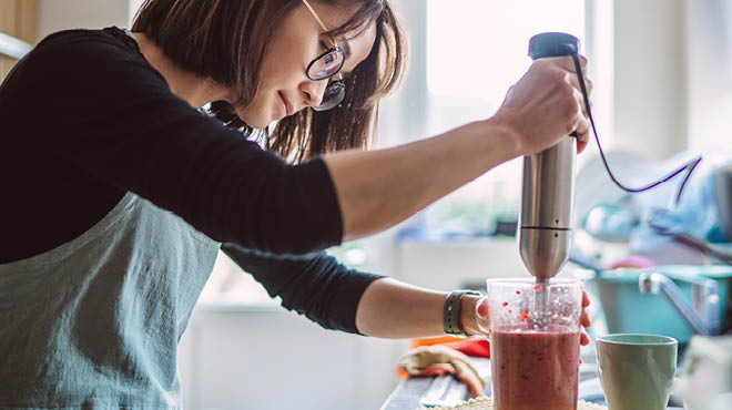 Blending smoothie hand blender