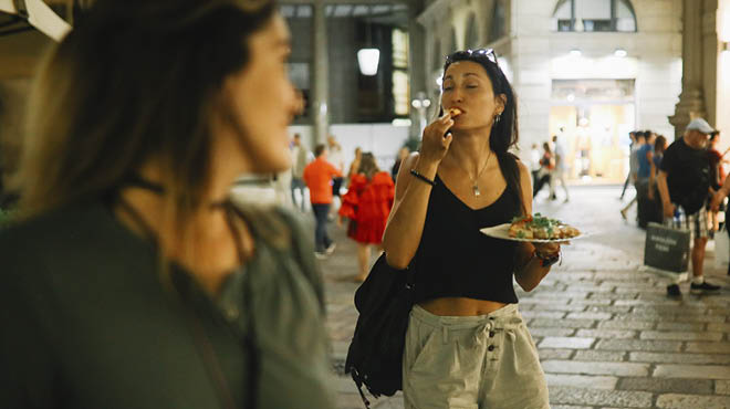 Eating outdoors while traveling