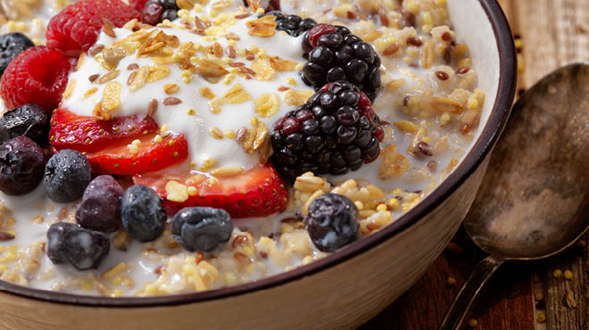 Oatmeal with flaxseed and fruit